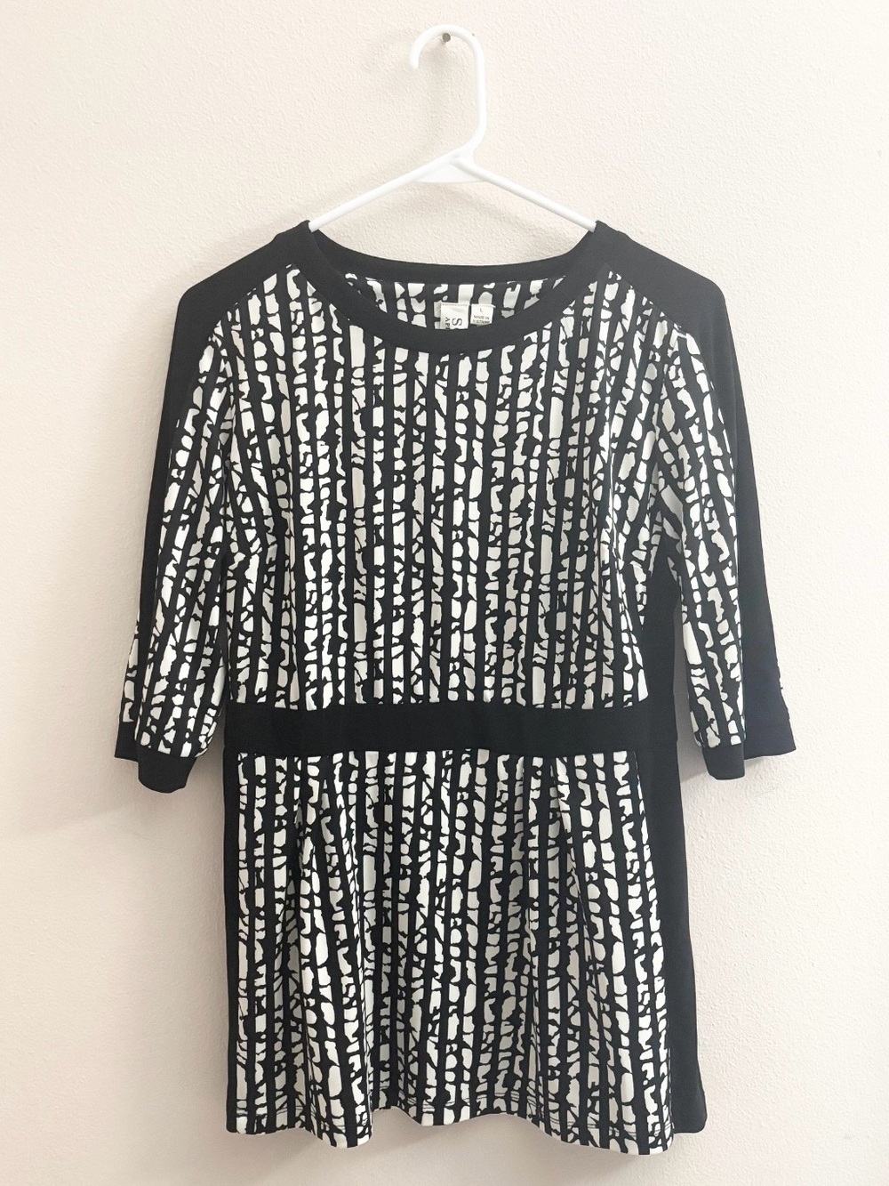 5/$15 🩷 MUST BUNDLE Soho Apparel Black & White Abstract Vertical Print Top
